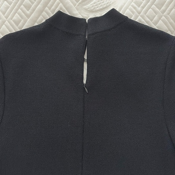 St John’s Black Sheath Dress. Key Hole Sleeves/Decorative Key Hole on top.Size 6 - Picture 7 of 10